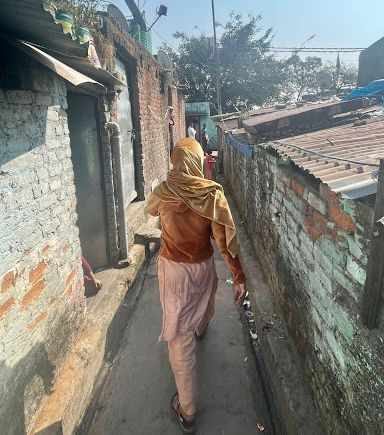 A local woman guides our reporter through the alleyways of Banbhoolpura, entry into which police had barred for the media. Photo credit: Sabah Gurmat for Article-14.